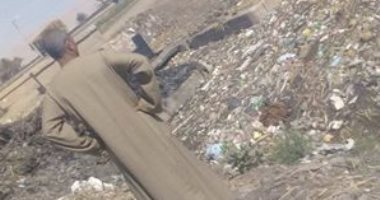 قارئ يشكو انسداد ترعة النواصر بطريق أسوان الزراعى بالقمامة 