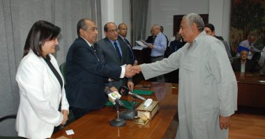 وزير الزراعة يُسلم العقود النهائية لـ 50 منتفع من الإصلاح الزراعى بـ 11 محافظة