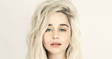 7 صنايع والبخت مش ضايع.. إيمليا كلارك فى عيد ميلادها من جرسونة لـmother of dragons