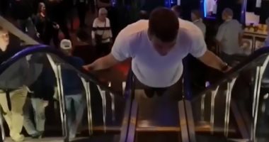 شاهد.. كيف يتعامل لاعب كمال الأجسام مع السلالم المتحركة؟