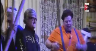 سمير غانم يهدى برنامج "كل يوم" أغنية حصرية باسم "سيبونى أغنى"