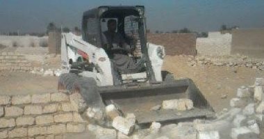 مجلس مدينة إسنا يزيل 40 حالة تشوين وبناء بالحجر والطوب الأبيض بالمخالفة للقانون