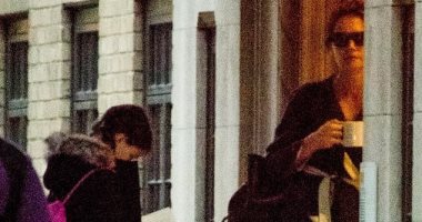 كاتى هولمز تقل ابنتها من المدرسة بـ"مج" قهوة وتبدأ تصوير فيلم رعب