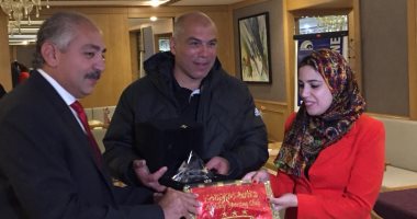 العامري فاروق يهدى سفارة مصر بالجزائر "درع" الأهلي 