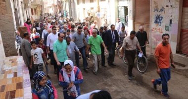 صور.. محافظ المنوفية يقوم بجولة سيرا على الأقدام بقرية بابل