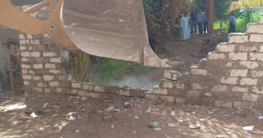 إزالة منزلين وحظيرة ماشية بدون ترخيص فى حملة ببنى سويف 