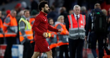 محمد صلاح يحصل على هدية خاصة من مشجعة محجبة بعد لقاء النجم الأحمر.. صور