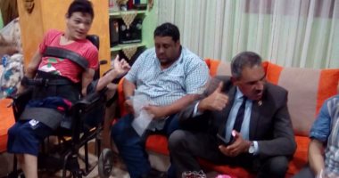محافظ القليوبية يوجه "الصحة" بعلاج شاب مصاب بضمور العضلات