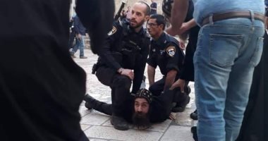 فيديو وصور.. دولة الإرهاب الإسرائيلى تقمع مسيرة للأقباط بالقدس.. قوات الاحتلال تعتدى على رهبان الكنيسة المصرية وتعتقل راهبا.. مناشدات للحكومة المصرية للتدخل فورا.. وخارجية فلسطين تصفه بالاعتداء الآثم