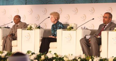 صور.. محاضرة بالجامعة الامريكية: ابن رشد أضفى صبغة إسلامية على الفلسفة