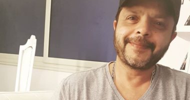 محمد هنيدى: ملتزم بالحجر الصحى فى السرير بسبب ميكروب بالمعدة