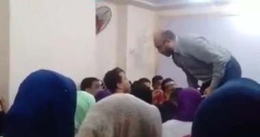 مُعلم بدرجة بلطجى.. شاهد مدرس يتطاول على طلابه بألفاظ نابية بسبب السبوبة
