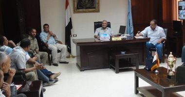 رئيس مدينة إسنا يطالب رؤساء القرى بالمرور على مخرات السيول لتطهيرها