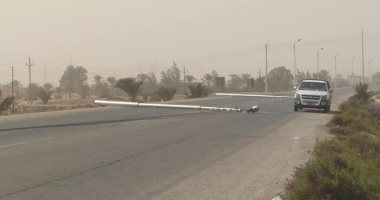 سقوط أعمدة إنارة على طريق العريش - القنطرة بشمال سيناء بسبب الرياح