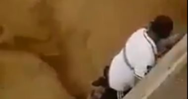 شاهد.. محاولة إنقاذ أحد أطفال الحافلة المدرسية المفقودة بالسيول فى الأردن