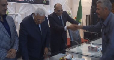 محافظ الدقهلية يكرم عمال النظافة فى شربين