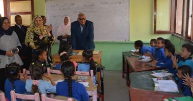 محافظ الوادى الجديد يتفقد عددا من المدارس بالخارجة لمتابعة سير العمل