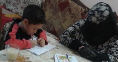 "أبلة انشراح" حكاية أم تنكرت فى هيئة معلمة لإقناع طفلها بالمذاكرة.. انفصالها عن والده وعدم مقدرتها على دفع مصاريف الدروس ألهماها الفكرة.. ترتدى النقاب وتغير صوتها.. ووالدتها تستقبلها بالعصائر لإقناع الابن