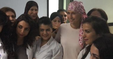 أسماء الأسد تلتقط صورا مع سيدات سوريات خلال تلقيها جلسة علاجية ضد السرطان