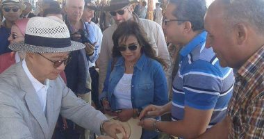 صور .. وزير الآثار يأكل الفطير المشلتت أثناء افتتاح حديقة الحيوان بالخارجة 