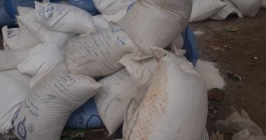صور.. مراقبة الأغذية بطما تعدم 3 أطنان ملح غير صالح للاستهلاك الآدمى