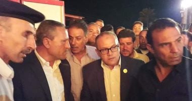 صور.. محافظ الإسماعيلية ينتقل إلى موقع حريق التل الكبير
