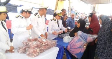 توزيع 1500 بطانية وسلع غذائية ولحوم بحى الأسمرات فى قافلة "كلنا واحد"
