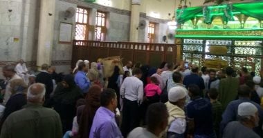 صور.. حلقات ذكر والألاف ينتظرون التهامى لإحياء الليلة الختامية لمولد الدسوقى