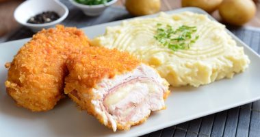 طريقة عمل الكوردون بلو مع البطاطس المهروسة بالبروكلى