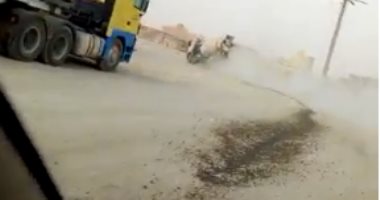 قارئ يرصد سيارات تلقى مواد البناء بالطريق العام فى القاهرة الجديدة