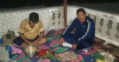 شاهد.. مدرب الزمالك السابق يحتفل بالفوز الأول مع كفر الشيخ بـ"وجبة كوارع"