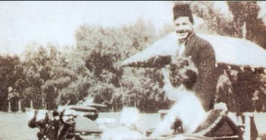 معلومة × صورة.. الملك فاروق يستقل سيارة أقرب إلى الموتوسيكل