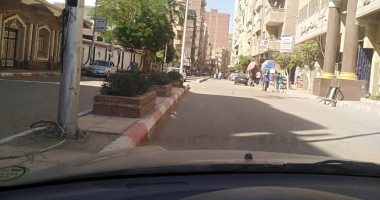قارئ يرصد كابل كهرباء مكشوف أمام حى شرق سوهاج