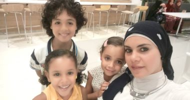"زينة رجعت الفرحة لينا".. أم تحول إحباط أبنائها من المدرسة لفرحة بتزيين الفصول