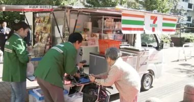 سوبر ماركت لحد عندك.. شاهد كيف حلت شركة يابانية صعوبة التسوق لكبار السن