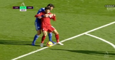 محمد صلاح يتعرض للظلم التحكيمي في مباراة ليفربول ضد كارديف.. صور
