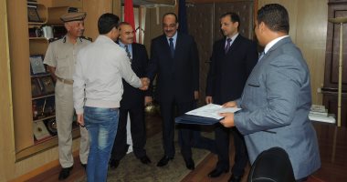 مدير أمن المنيا يكرم عددا من الضباط والافراد لتميزهم فى أداء عملهم