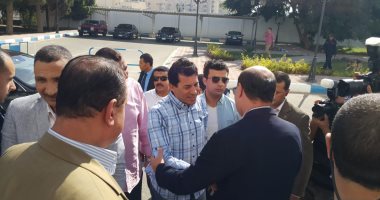 صور.. مهاب مميش يستقبل وزير الرياضة بمحاكاة قناة السويس لحضور الماراثون