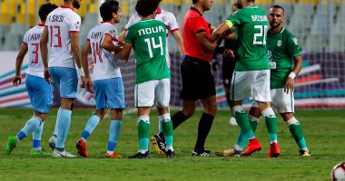 فيديو وصور.. تدخل عنيف من طارق حامد مع نور السيد لاعب الاتحاد