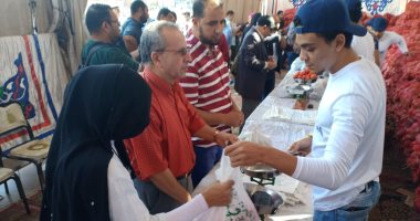 الداخلية توفر البطاطس والخضروات بأسعار مخفضة.. إقبال كبير من المواطنين على شوادر "كلنا واحد"