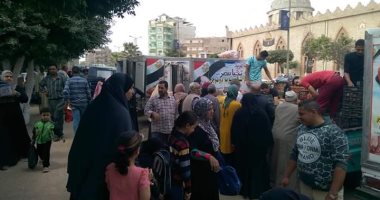 صور .. قافلة لبيع البطاطس بسعر 6 جنيهات أمام مجلس مدينة زفتى 