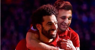 شاهد.. كيف احتفل مصطفى خاطر مع محمد صلاح بفوز ليفربول على كارديف سيتى