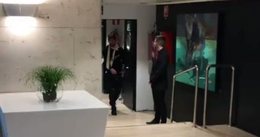 برشلونة ضد الريال.. شاهد وصول ميسي إلى كامب نو لمؤازرة البارسا