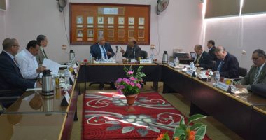 محافظ الوادى الجديد يشهد انعقاد أول مجلس للجامعة ويتفقد معارض طلابية.. صور
