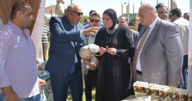 صور.. رئيس "تنمية المشروعات" تتقفد معارض المنتجات البيئية بالوادى الجديد  