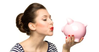 "الحاجة أم الاختراع".. 7 حيل مكياج هتنفعك آخر الشهر