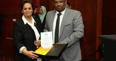 تكريم نادية عبده أول سيدة تتولى منصب محافظ