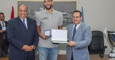 محافظ الإسكندرية يهنئ لاعبى فريق كرة السلة بنادى الاتحاد لفوزهم بالبطولة العربية 