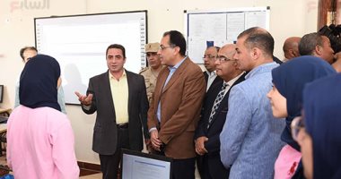 صور.. رئيس الوزراء يتفقد مدرسة المتفوقين فى الزقازيق 