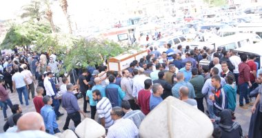 نجوم الفن والإعلام فى جنازة رائد فن الديكور بدر تيسير